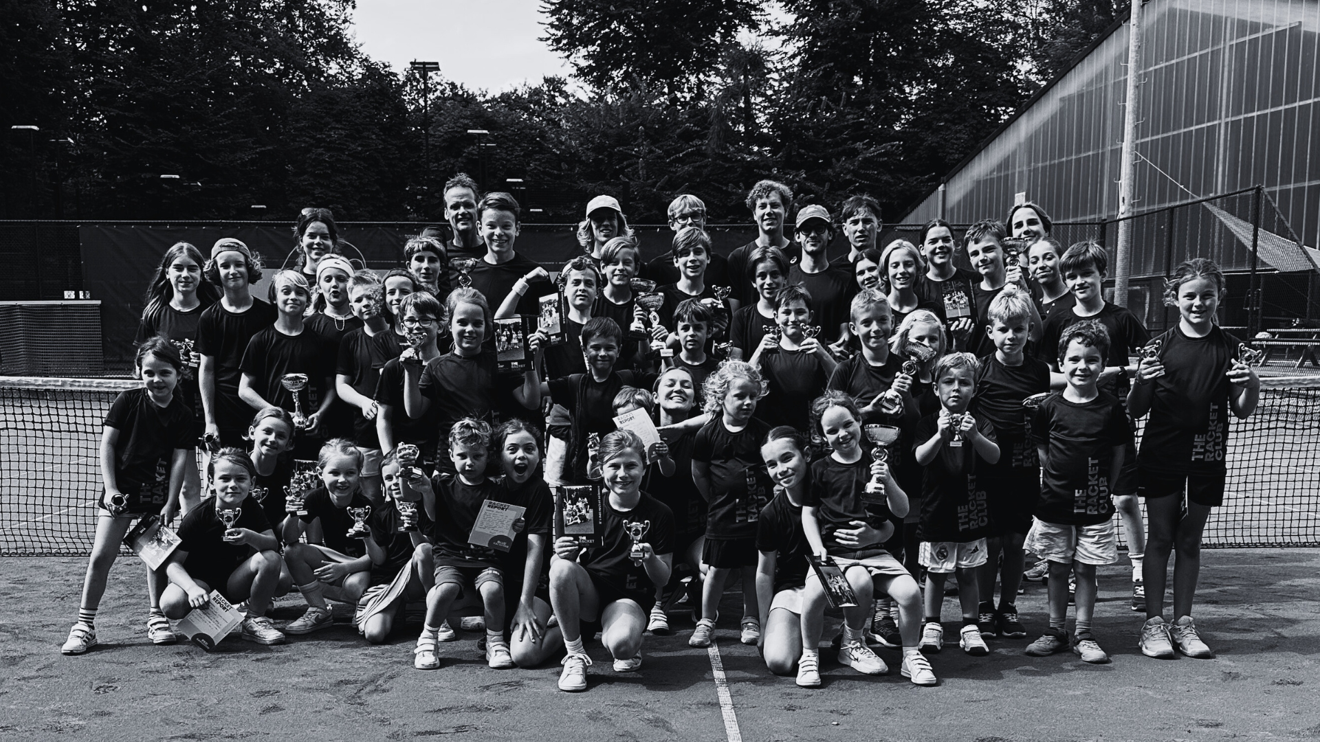 Het clubhuis van Center Court Tennis en Padel Brasschaat tussen het groen