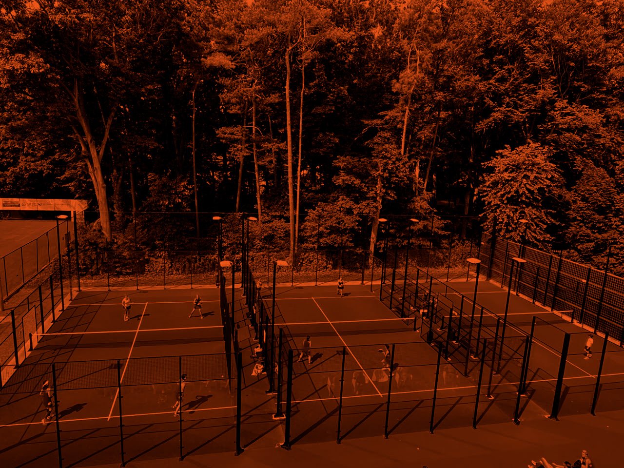 Tennisser in actie op de outdoorbanen van Center Court Brasschaat